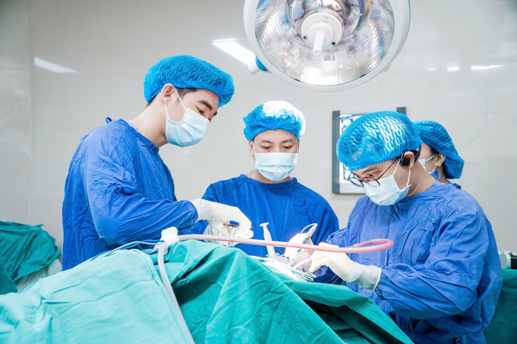 Phẫu thuật cho bệnh nhân bị xuất huyết não do tăng huyết áp - Ảnh BVCC