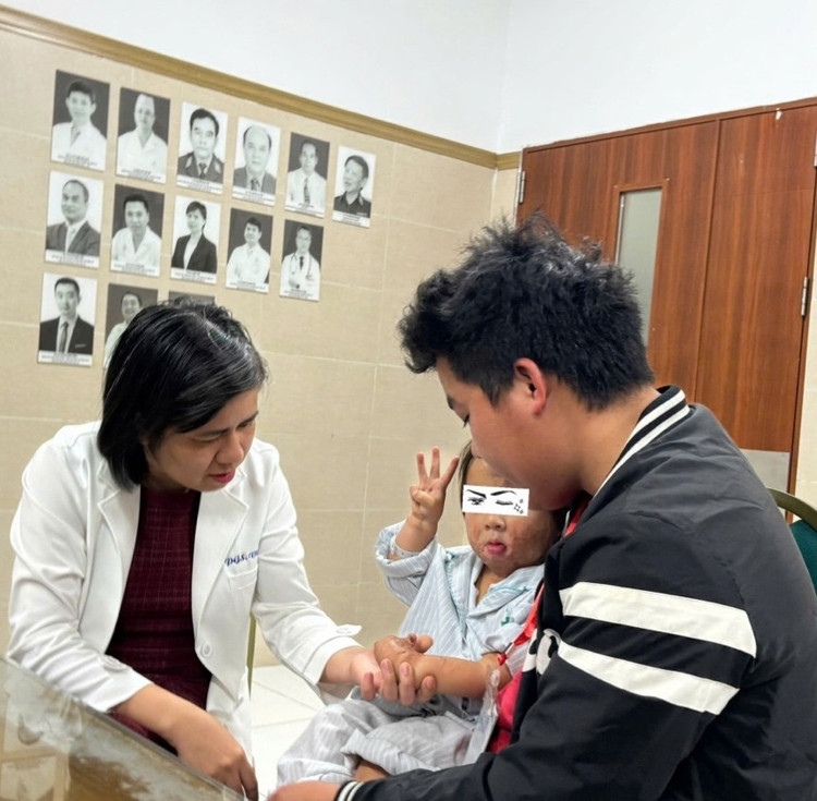 PGS. TS Phạm Thị Việt Dung, Trưởng Khoa Phẫu thuật Tạo hình Thẩm mỹ, Bệnh viện Bạch Mai thăm khám cho bé - Ảnh bVCC