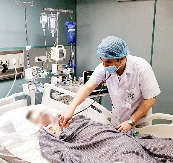 Bệnh nhân biến chứng sởi nguy kịch phải dùng ECMO - Ảnh: BVCC