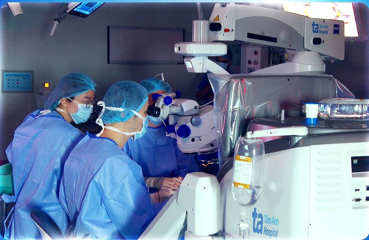 Phẫu thuật 2 trong 1 chẩn đoán và xử trí chấn thương nhãn cầu - Ảnh BVCC