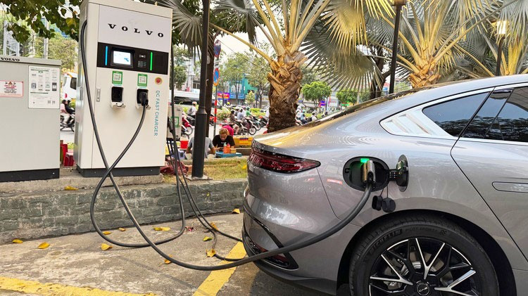 Chủ xe BYD M6 chia sẻ hành trình tìm trạm sạc khiến anh mệt mỏi.