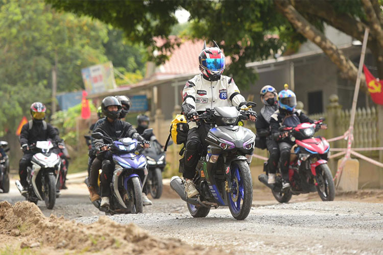 Giữ vòng tua máy đều cực kỳ quan trọng khi bạn cần vượt dốc cao hoặc đi trên địa hình ẩm ướt, trơn trượt.