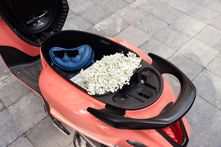 Cốp rộng 27 lít được trang bị đèn LED tiện lợi. Phanh ABS ở bánh trước hạn chế trơn trượt, đảm bảo an toàn.