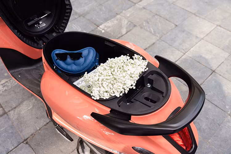 Cốp rộng 27 lít được trang bị đèn LED tiện lợi. Phanh ABS ở bánh trước hạn chế trơn trượt, đảm bảo an toàn.