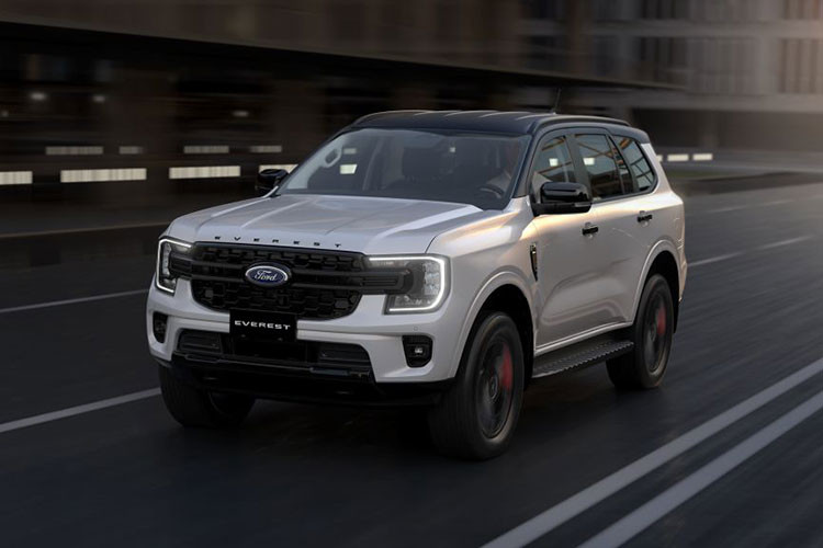 Ford Everest Sport bản Đặc biệt được giới thiệu với màu Trắng Tuyết. Ngoài ra Everest Sport còn có phiên bản tiêu chuẩn với màu ngoại thất Đen.