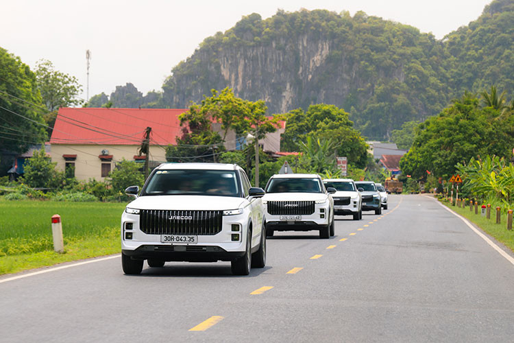 So với xe xăng truyền thống hay các mẫu EV và PHEV đang có mặt trên thị trường, J7 PHEV (SHS) tạo nên một vị thế độc lập và bền vững.