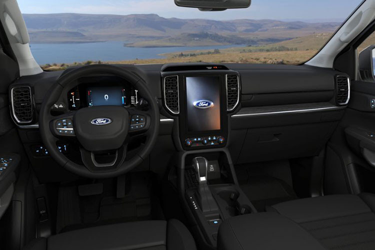 Không gian nội thất thể hiện cá tính với ghế ngồi bọc da màu đen thể thao, ghế trước chỉnh điện 8 hướng, điều hòa tự động 2 vùng độc lập kèm hệ thống cửa gió hàng ghế sau.