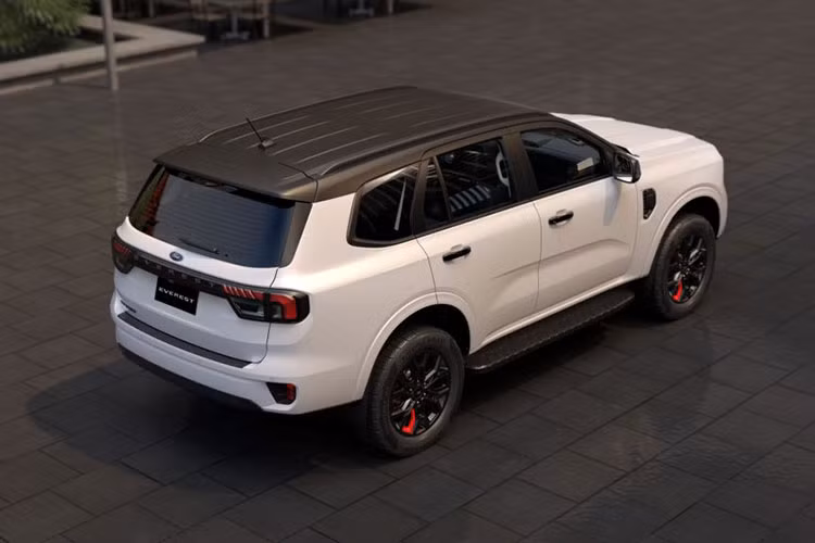 Ford Everest Sport phiên bản đặc biệt được trang bị động cơ dầu 2.0L Turbo, sản sinh công suất 170 mã lực và mô-men xoắn 405 Nm, đi kèm hộp số tự động 6 cấp.