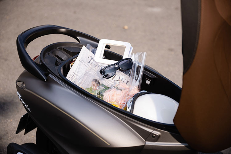 Cốp xe rộng 27 lít kèm đèn LED tiện lợi.