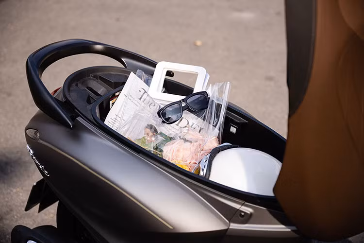 Cốp xe rộng 27 lít kèm đèn LED tiện lợi.