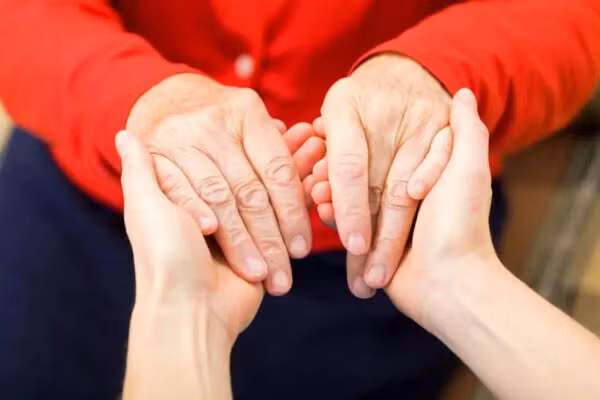 Bệnh đau khớp của người già đang có xu hướng trẻ hóa - Ảnh BSCC