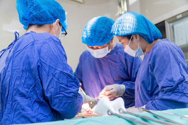 Ca phẫu thuật lấy thai bà bóc u xơ cho bệnh nhân - Ảnh BVCC