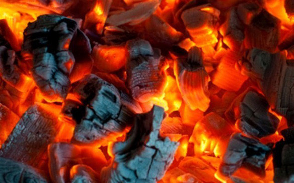 Đốt than sưởi ấm sau sinh, 3 người trong nhà bất tỉnh ảnh 1