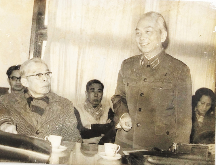 GS.Trần Đại Nghĩa – Viện trưởng Viện Khoa học Việt Nam, kiêm chủ nhiệm Báo Khoa học và Đời sống đón tiếp và làm việc với Đại tướng Võ Nguyên Giáp năm 1984