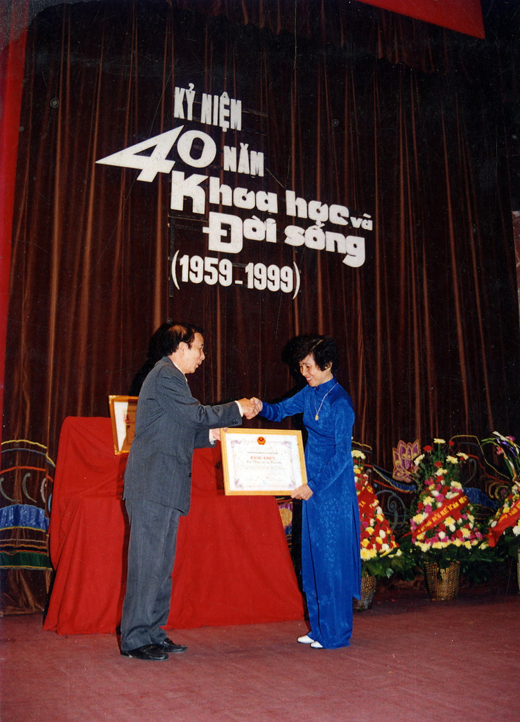 Chủ tịch VUSTA- GS.VS Vũ Tuyên Hoàng trao Bằng khen của LHH cho Báo Khoa học và Đời sống nhân kỷ niệm 40 năm.