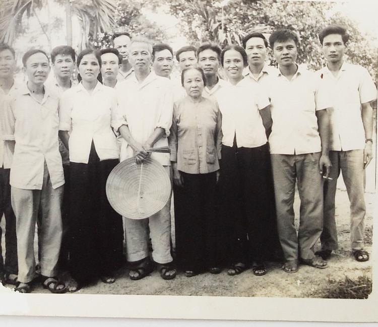 GS Trần Quỳnh – Chủ nhiệm Uỷ ban Khoa học và Kỹ thuật nhà nước thăm tòa soạn tại nơi sơ tán ở Huyện Lập Thạch Tỉnh Vĩnh Phú năm 1972.