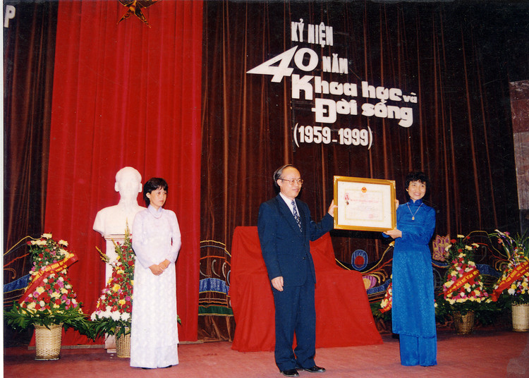 Bộ Trưởng Bộ KH&amp;CN Chu Tuấn Nhạ trao Huân Chương Độc Lập Hạng Ba cho Báo Khoa học và Đời sống nhân kỷ niệm 40 năm ngày thành lập Báo.