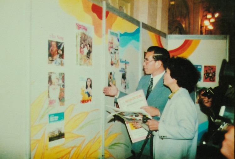 Giới thiệu báo Khoa học &amp; Đời sống với Chủ tịch Quốc hội Nông Đức Mạnh tại Hội báo Xuân