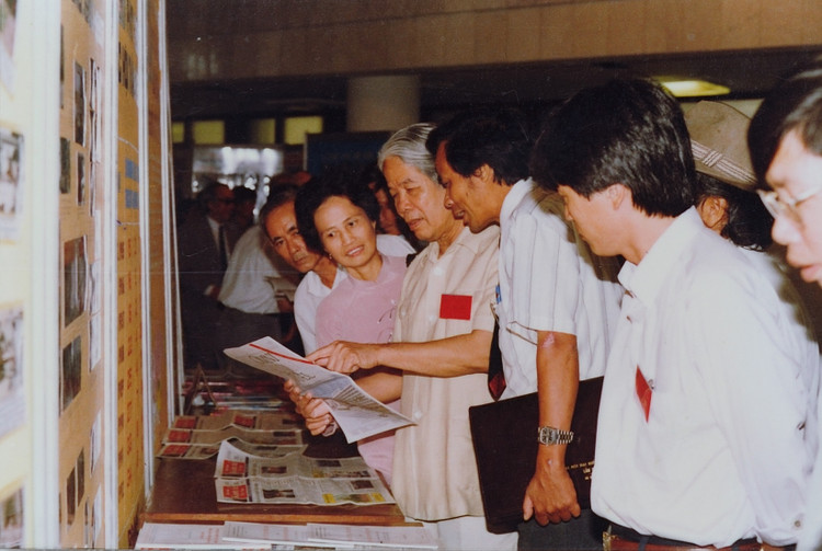 Giới thiệu báo Khoa học &amp; Đời sống với Tổng bí thư Đỗ Mười tại Đại hội Liên hiệp các hội khoa học và kỹ thuật Việt Nam