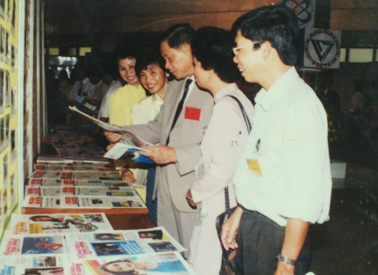 Giới thiệu báo Khoa học &amp; Đời sống với Phó Thủ tướng Nguyễn Khánh tại Đại hội Liên hiệp các hội khoa học và kỹ thuật Việt Nam