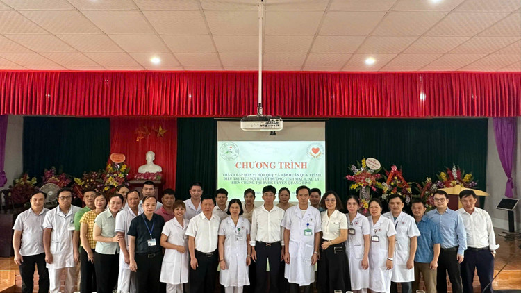 PGS.TS Mai Duy Tôn và các bác sĩ của Bệnh viện Bạch Mai đã tổ chức nhiều lớp tập huấn cho cán bộ y tế của Hà Giang, giúp thành lập nhiều đơn vị chống đột quỵ tại tuyến huyện - Ảnh BVCC