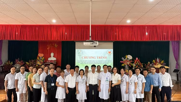 PGS.TS Mai Duy Tôn và các bác sĩ của Bệnh viện Bạch Mai đã tổ chức nhiều lớp tập huấn cho cán bộ y tế của Hà Giang, giúp thành lập nhiều đơn vị chống đột quỵ tại tuyến huyện - Ảnh BVCC