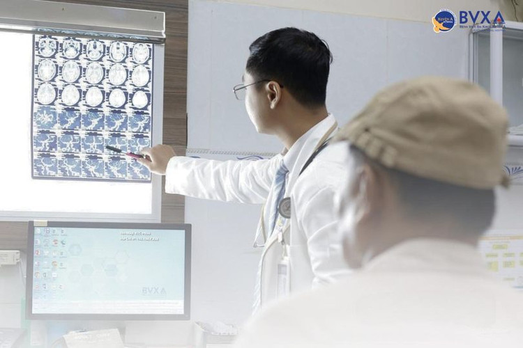 Xem phim cho bệnh nhân đột quỵ não - ảnh BSCC