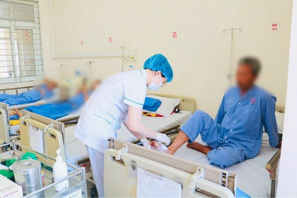 Thăm khám cho bệnh nhân sau phẫu thuật - Ảnh BVCC