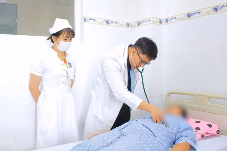 Thăm khám cho bệnh nhân ngất liên tục nhiều năm không rõ nguyên nhân - Ảnh BVCC