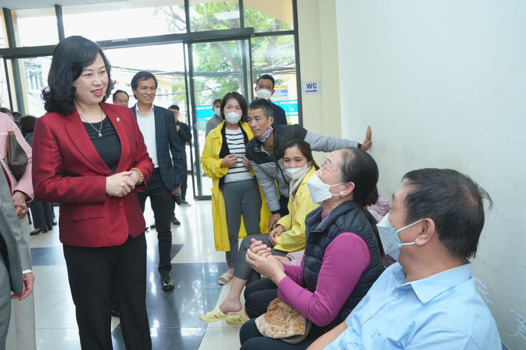 Bộ trưởng Bộ Y tế Đào Hồng Lan thăm và chúc Tết các bệnh nhân