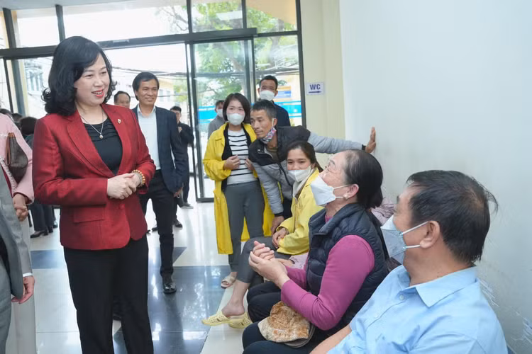 Bộ trưởng Bộ Y tế Đào Hồng Lan thăm và chúc Tết các bệnh nhân