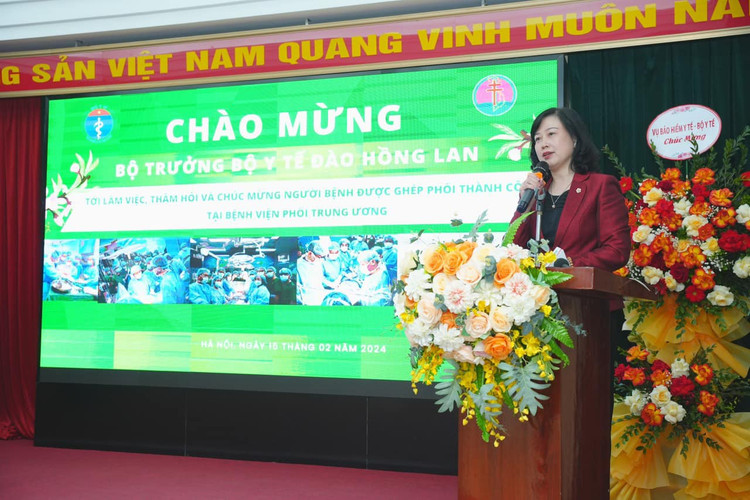 Bộ trưởng Bộ Y tế Đào Hồng Lan đến thăm và chúc mừng Bệnh viện Phổi Trung ương đã thực hiện thành công ca ghép phổi cứu sống nữ bệnh nhân trẻ 21 tuổi.