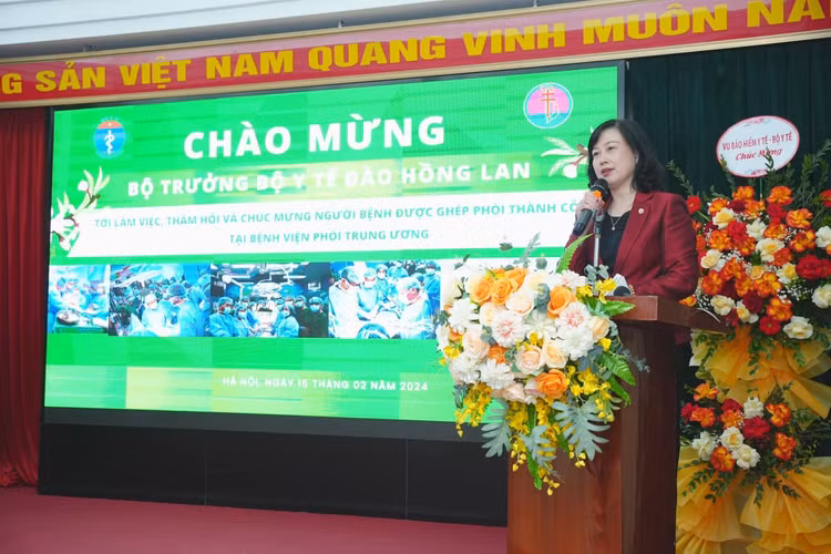 Bộ trưởng Bộ Y tế Đào Hồng Lan đến thăm và chúc mừng Bệnh viện Phổi Trung ương đã thực hiện thành công ca ghép phổi cứu sống nữ bệnh nhân trẻ 21 tuổi.