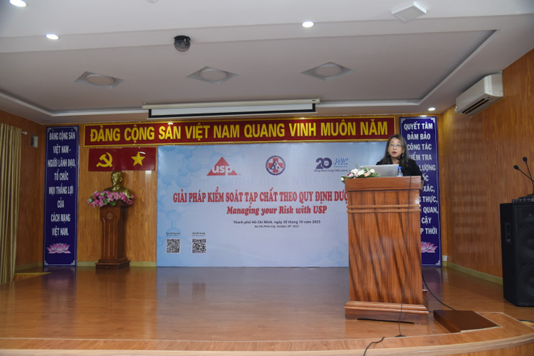 Báo cáo viên trong hội thảo.