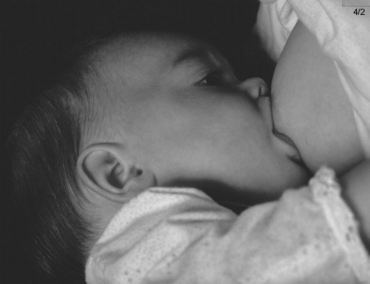 Nên cho trẻ bú đến 24 tháng tuổi hoặc lâu hơn, không cai sữa trẻ trước 18 tháng tuổi - Ảnh BVCC