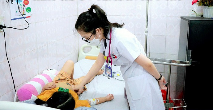 Thăm khám cho bệnh nhi - ảnh BVCC