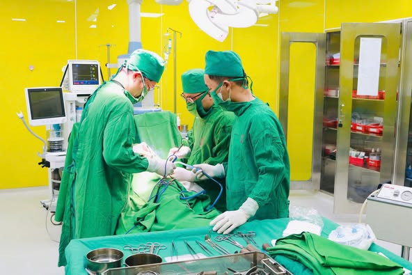 Ca phẫu thuật lấy dụng cụ kết hợp xương cho bệnh nhân - Ảnh BVCC