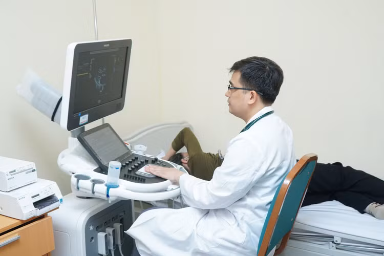 Siêu âm thăm khám cho bệnh nhân - ảnh BVCC