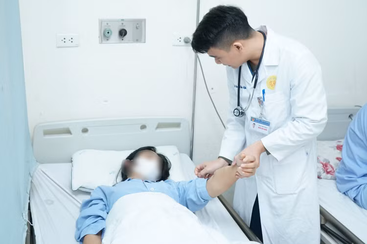 Thăm khám và tư vấn cho bệnh nhân sau can thiệp - Ảnh BVCC