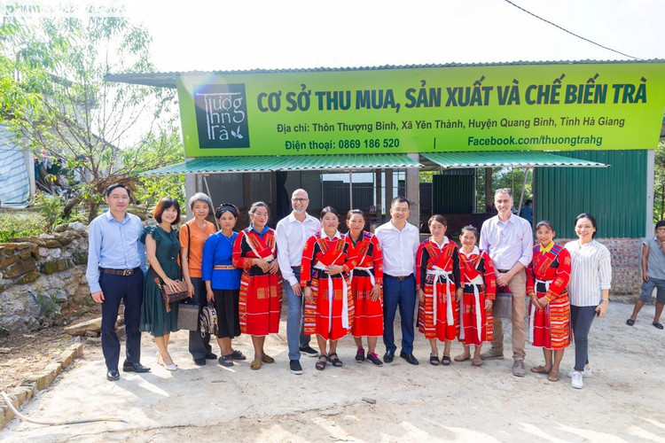 Thăm quan các mô hình phát triển của dự án Care