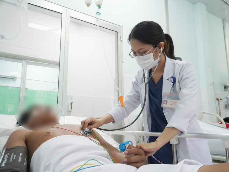 Truyền 10 lít huyết thanh cứu người đàn ông 40 tuổi bị rắn hổ chúa