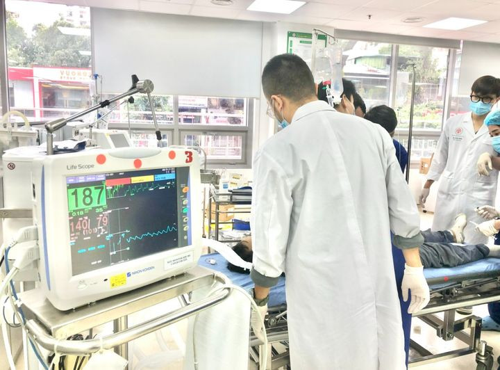 Sốc điện 12 lần cứu bệnh nhân ngừng tim ngoài viện do tăng kali máu ảnh 1