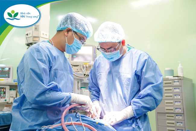 Bác sĩ Đặng Hoàng Thơm – trưởng khoa Sọ mặt và Tạo hình cùng ekip đang thực hiện phẫu thuật tạo hình cho trẻ