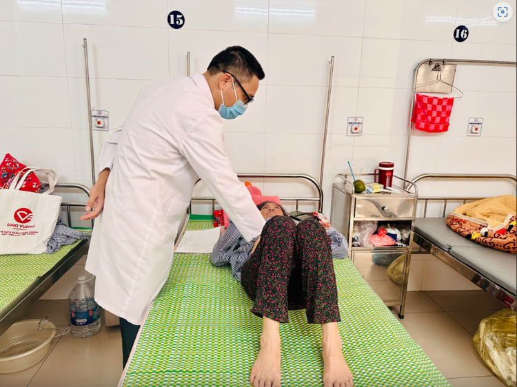 Thăm khám cho người bệnh mắc sán dây chuột tại Bệnh viện Đặng Văn Ngữ - Ảnh BVCC