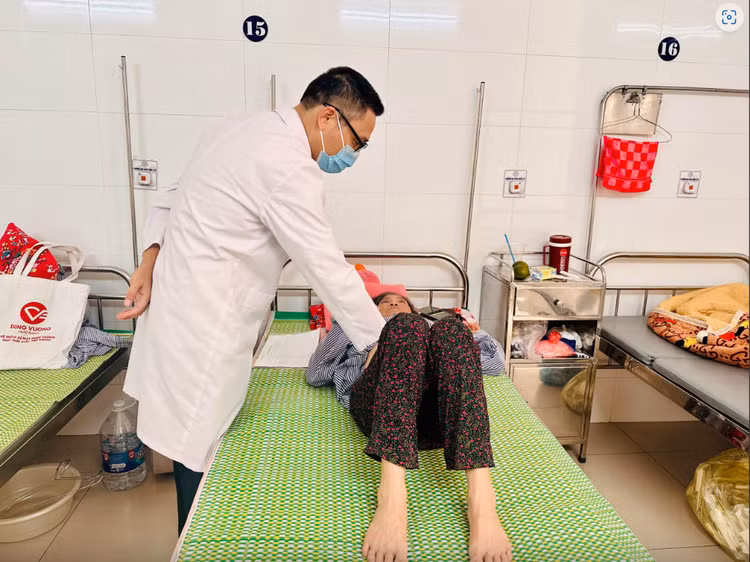 Thăm khám cho người bệnh mắc sán dây chuột tại Bệnh viện Đặng Văn Ngữ - Ảnh BVCC