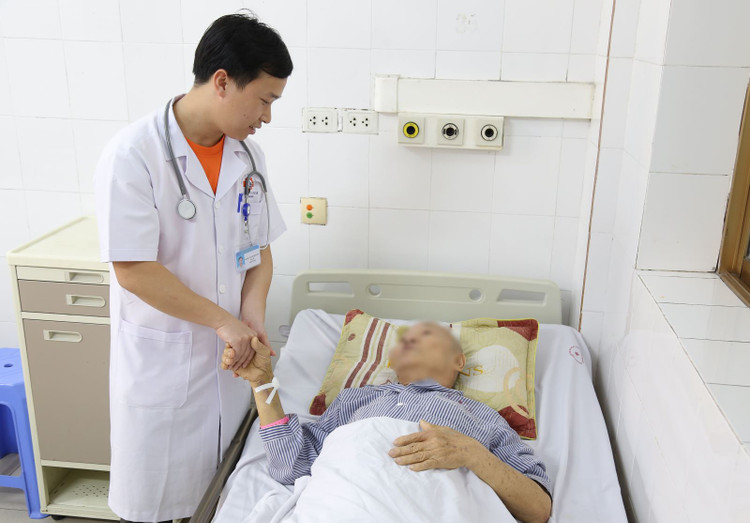 Người bệnh hồi phục trong niềm vui của gia đình và y bác sĩ điều trị - Ảnh BVCC