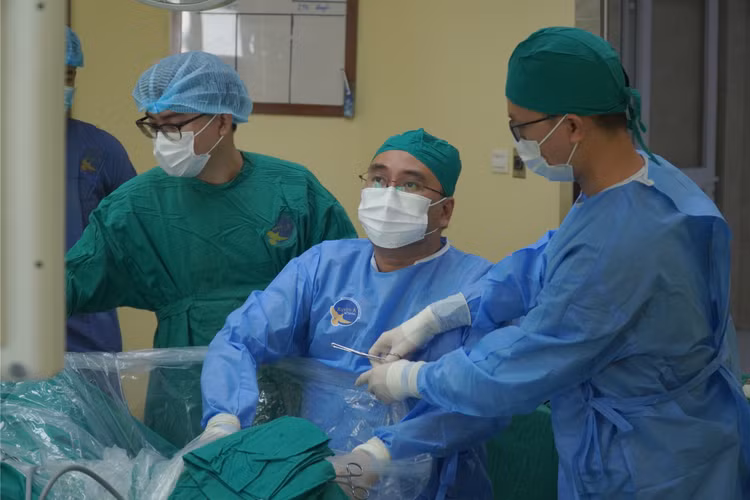 Phẫu thuật nội soi bóc nhân tuyến tiền liệt bằng laser Holmium (HoLEP) - Ảnh BVCC