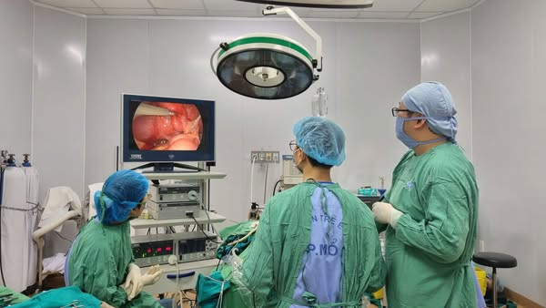 Ca phẫu thuật cho bệnh nhi - Ảnh BVCC