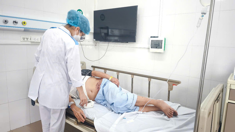 Thăm khám cho bệnh nhân bị zona thần kinh biến chứng - Ảnh BVCC