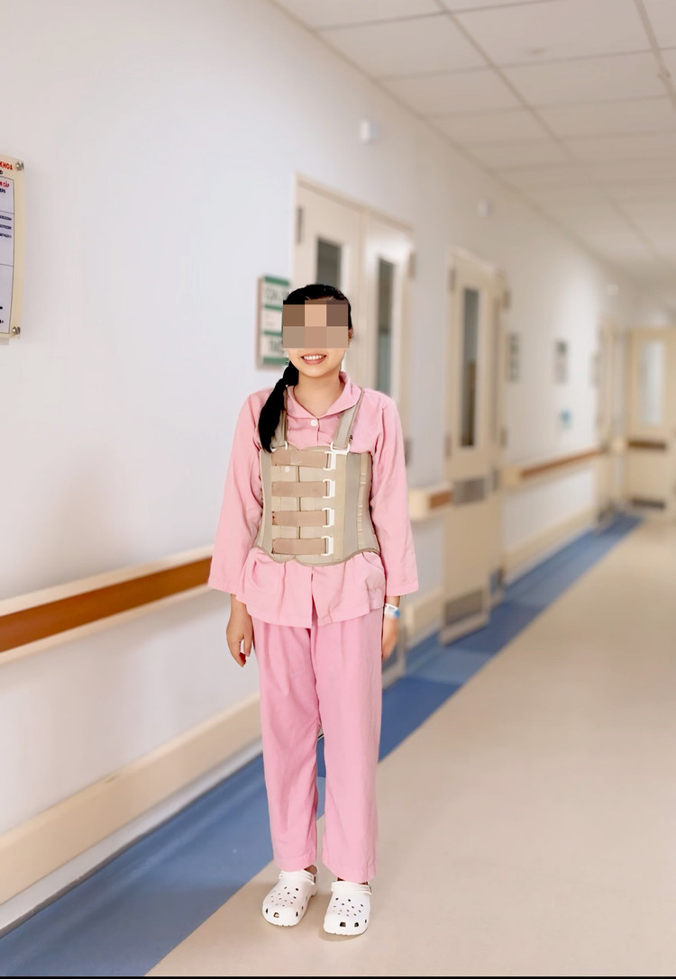 Bệnh nhân đã đi lại được sau ca phẫu thuật - Ảnh BVCC